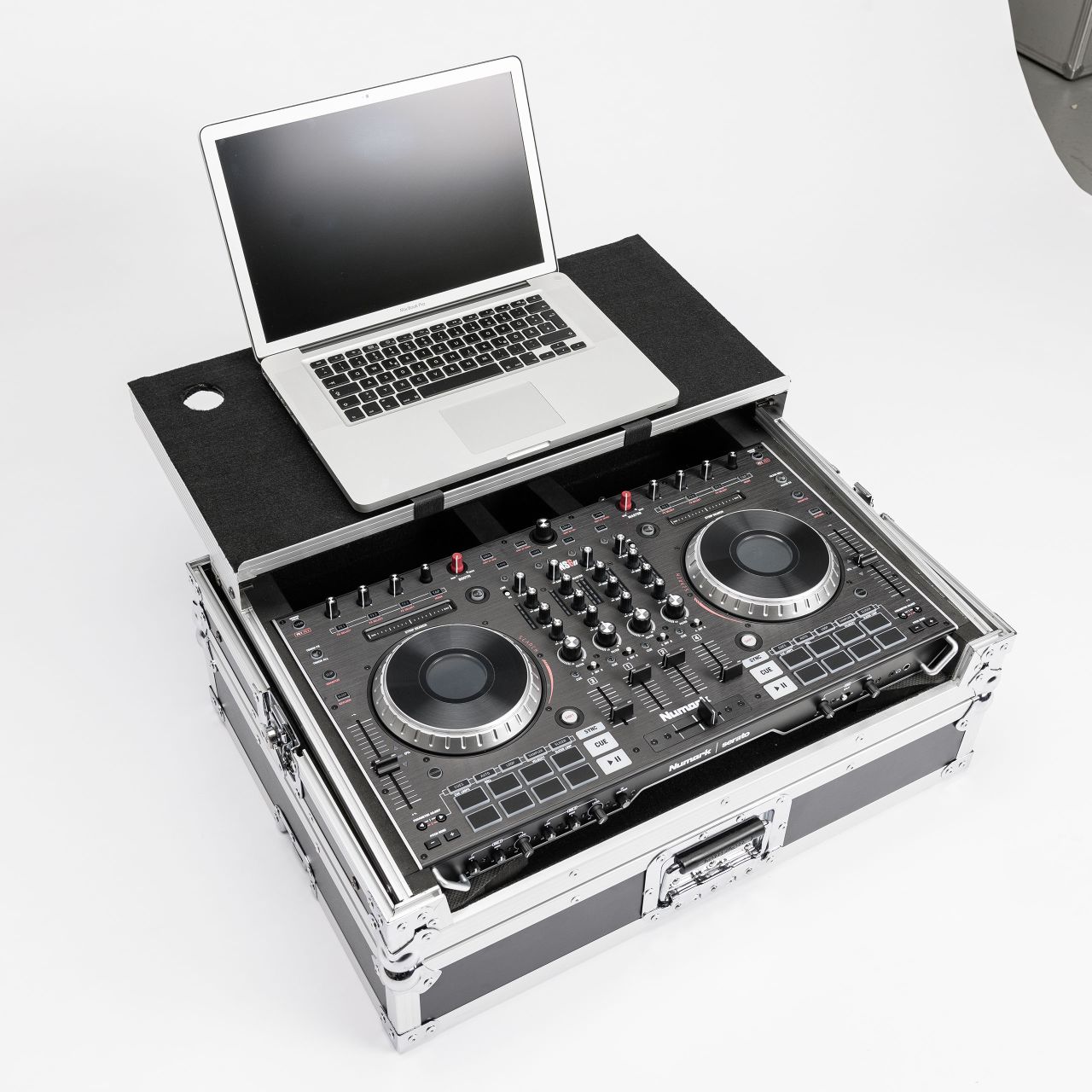 DJ-CONTROLLER WORKSTATION NS6II